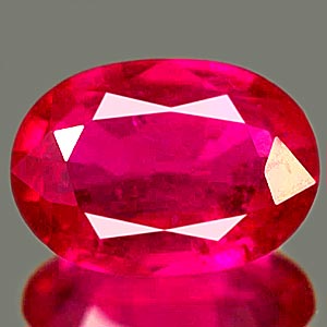 Oval facettierter roter Rubin aus dem eigenen Bildbestand von Diamant-Edelstein
